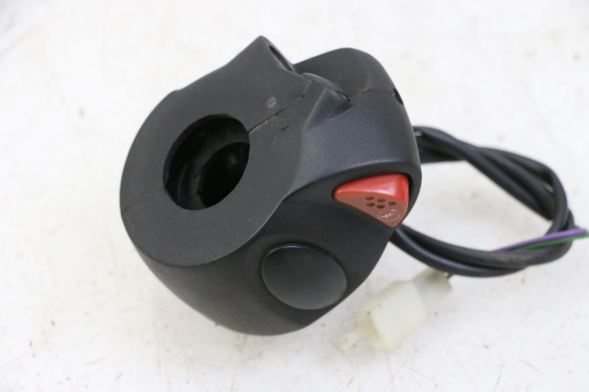 photo de RIGHT HANDLEBAR SWITCH PEUGEOT CITYSTAR 50 (2013 - 2017) - Zoom on usage condition