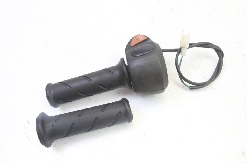 photo de RIGHT HANDLEBAR SWITCH PEUGEOT CITYSTAR 50 (2013 - 2017) - Alternative perspective