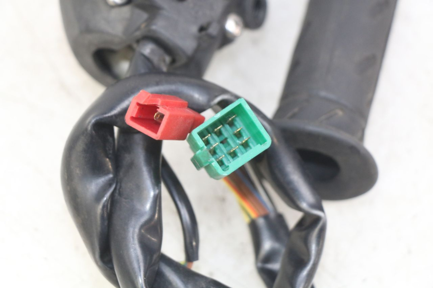 photo de RIGHT HANDLEBAR SWITCH KYMCO DOWNTOWN ABS 125 (2015 - 2017) - Zoom on usage condition