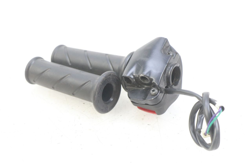 photo de RIGHT HANDLEBAR SWITCH PEUGEOT E-VIVACITY 1 (2012 - 2018) - Zoom on usage condition