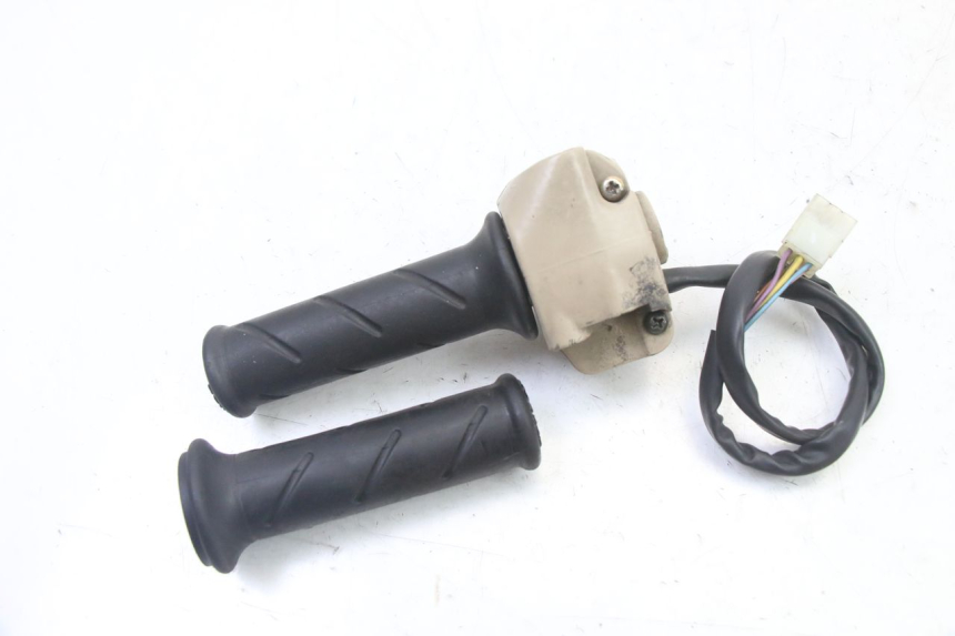 photo de RIGHT HANDLEBAR SWITCH PEUGEOT ELYSEO 125 (1999 - 2004) - Alternative perspective