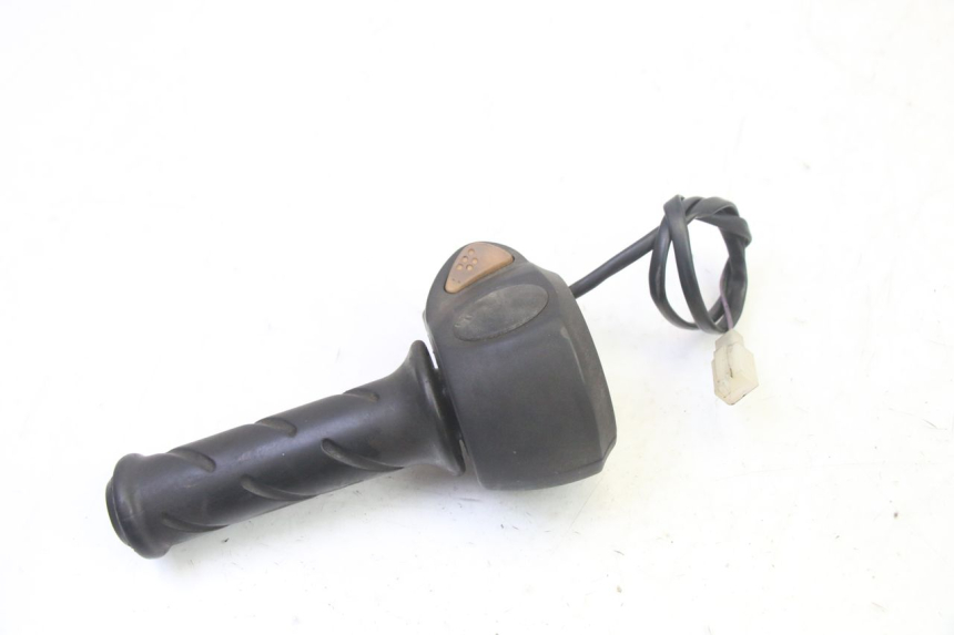 photo de RIGHT HANDLEBAR SWITCH PEUGEOT ELYSTAR 50 (2002 - 2014) - Zoom on usage condition