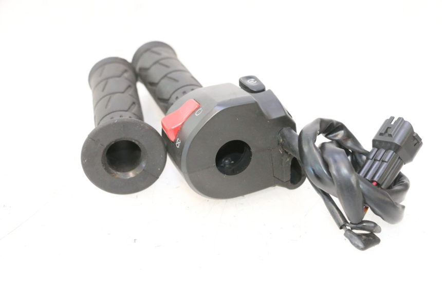photo de RIGHT SWITCH KAWASAKI ER-6 ER6 N 650 (2005 - 2009) - Alternative perspective