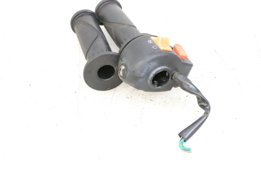 photo de RIGHT HANDLEBAR SWITCH JM MOTORS EVOLIS 4T 50 (2018 - 2022) - Technical close-up
