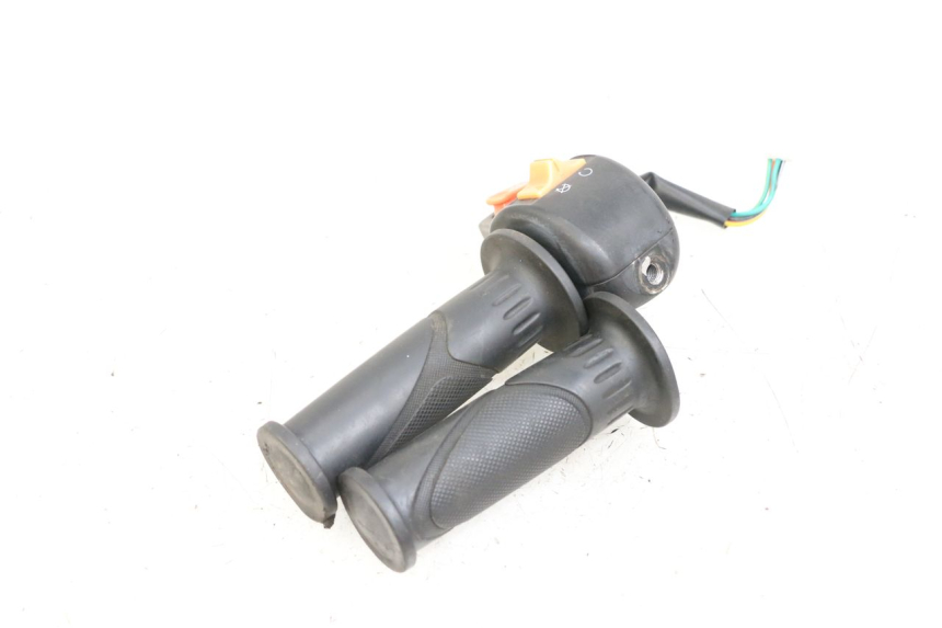 photo de RIGHT HANDLEBAR SWITCH JM MOTORS EVOLIS 4T 50 (2018 - 2022) - Fixing points details