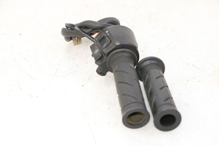 photo de RIGHT HANDLEBAR SWITCH HONDA FES S-WING SWING ABS 125 (2007 - 2015) - Fixing points details