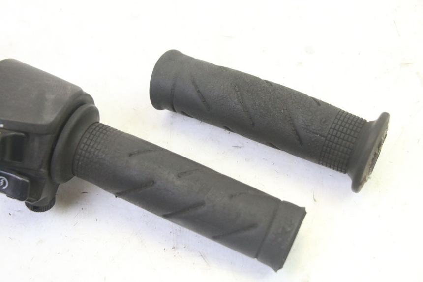 photo de RIGHT HANDLEBAR SWITCH HONDA FES S-WING SWING ABS 125 (2007 - 2015) - Zoom on usage condition