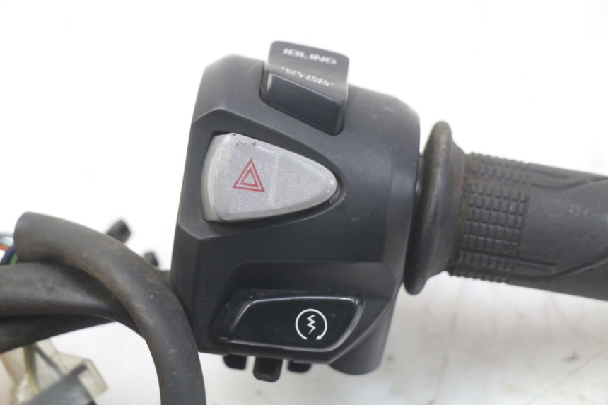 photo de RIGHT HANDLEBAR SWITCH HONDA FORZA 125 (2015 - 2016) - Zoom on usage condition