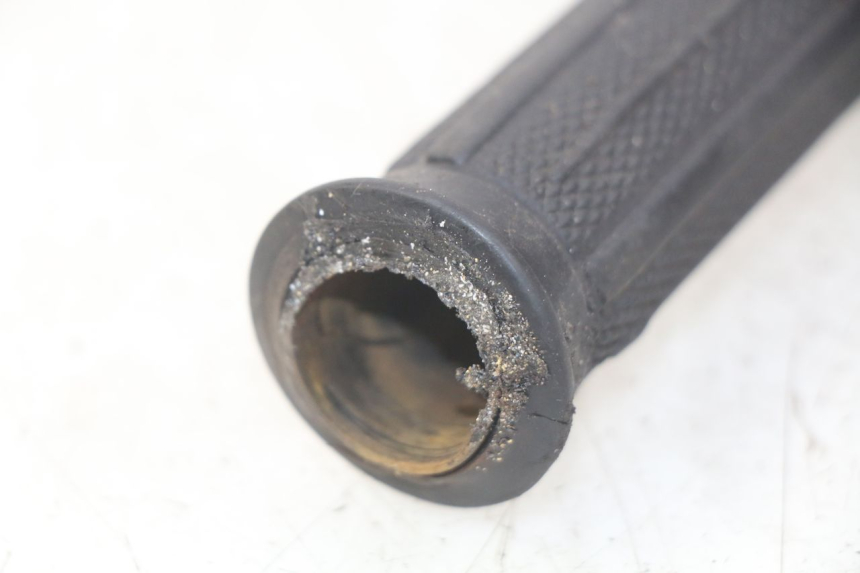 photo de RIGHT HANDLEBAR SWITCH SUZUKI GSX-F GSX  F 1100 (1988 - 1994) - Surface and material condition