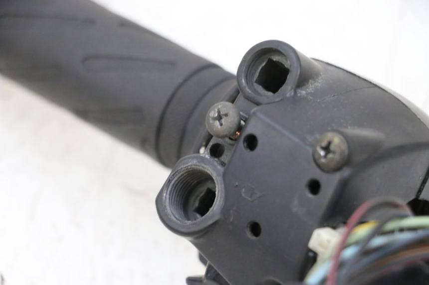 photo de RIGHT SWITCH SUZUKI GSXR GSX-R 1000 (2003 - 2004) - Fixing points details