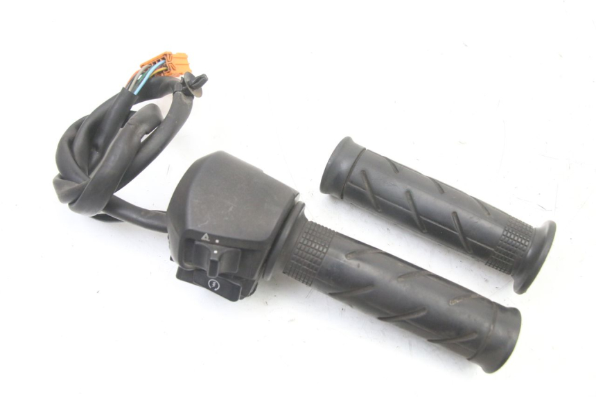photo de RIGHT HANDLEBAR SWITCH HONDA FES S-WING SWING ABS 125 (2007 - 2015) - Main view