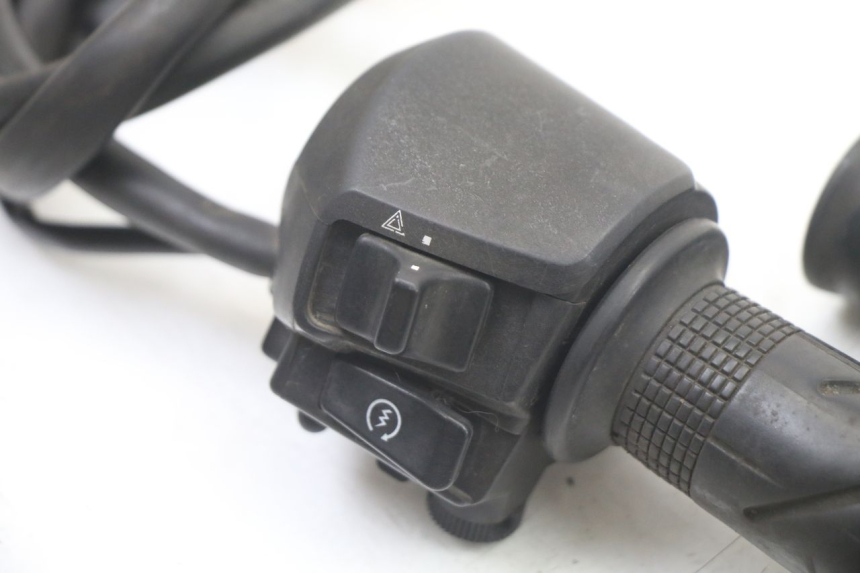 photo de RIGHT HANDLEBAR SWITCH HONDA FES S-WING SWING ABS 125 (2007 - 2015) - Zoom on usage condition