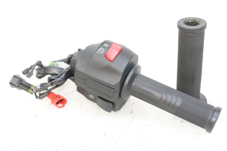 photo de RIGHT SWITCH HUSQVARNA SVARTPILEN 401 (2018 - 2023) - Main view