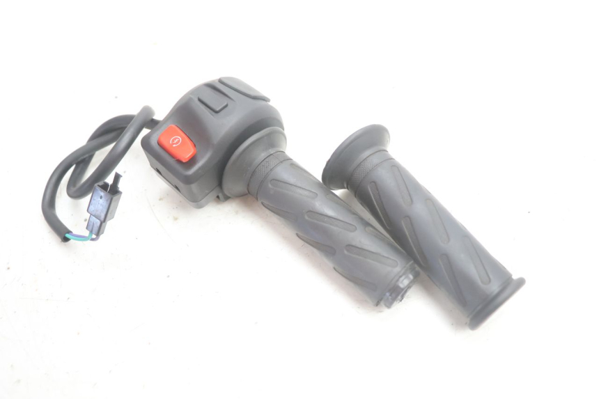 photo de RIGHT HANDLEBAR SWITCH PEUGEOT KISBEE 2T 50 (2010 - 2017) - Alternative perspective