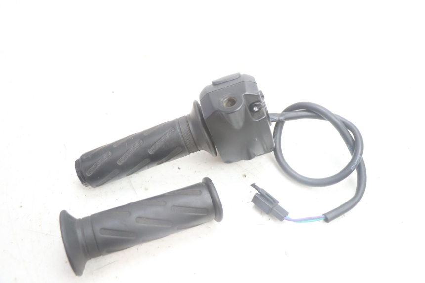 photo de RIGHT HANDLEBAR SWITCH PEUGEOT KISBEE 2T 50 (2010 - 2017) - Fixing points details