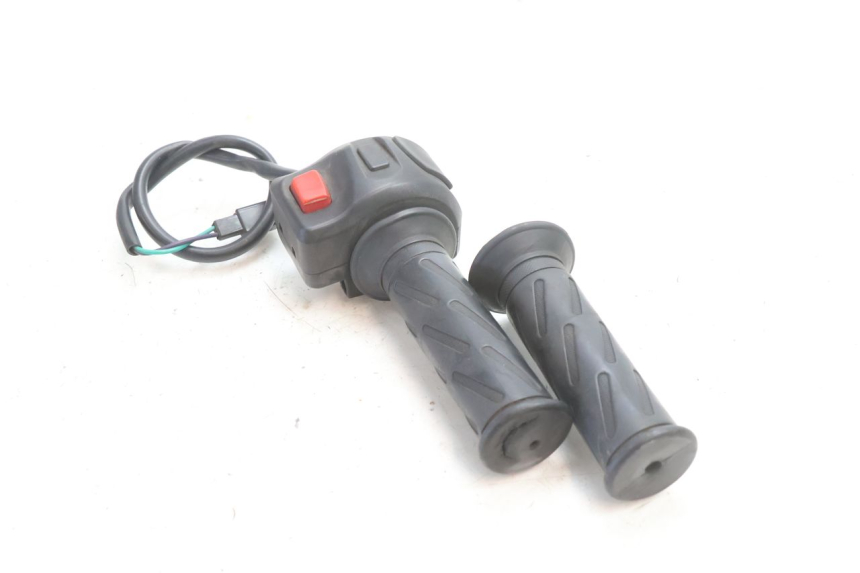 photo de RIGHT HANDLEBAR SWITCH PEUGEOT KISBEE 2T 50 (2010 - 2017) - Technical close-up