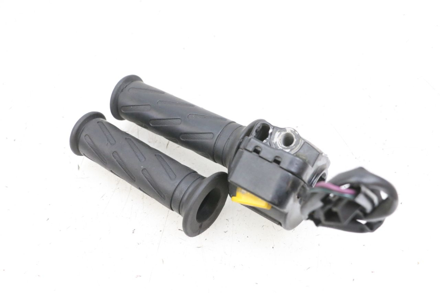photo de RIGHT HANDLEBAR SWITCH PEUGEOT KISBEE 4T 50 (2010 - 2017) - Component detail