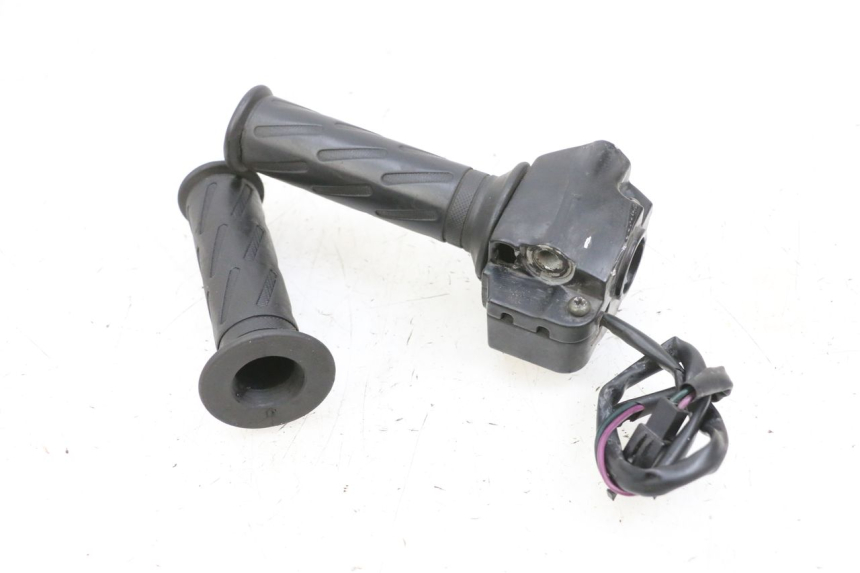 photo de RIGHT HANDLEBAR SWITCH PEUGEOT KISBEE 4T 50 (2010 - 2017) - Zoom on usage condition