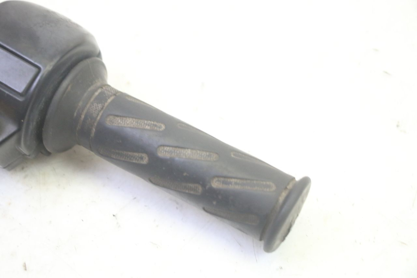 photo de RIGHT HANDLEBAR SWITCH PEUGEOT KISBEE 4T 50 (2010 - 2017) - Zoom on usage condition