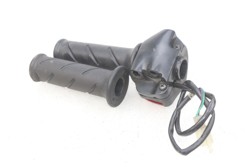 photo de RIGHT HANDLEBAR SWITCH PEUGEOT LUDIX 50 (2008 - 2017) - Zoom on usage condition