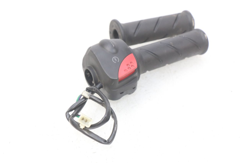 photo de RIGHT HANDLEBAR SWITCH PEUGEOT LUDIX 50 (2008 - 2017) - Technical close-up