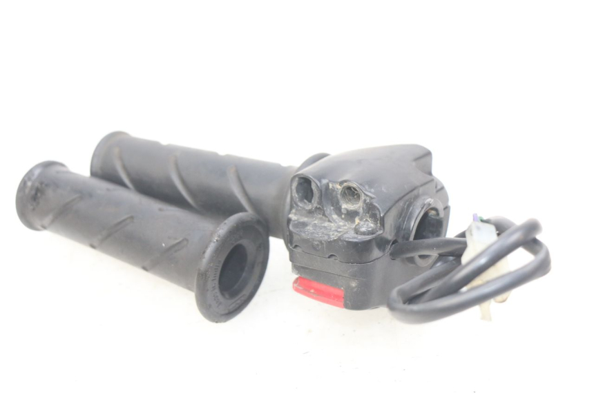 photo de RIGHT HANDLEBAR SWITCH PEUGEOT LUDIX 50 (2008 - 2017) - Zoom on usage condition