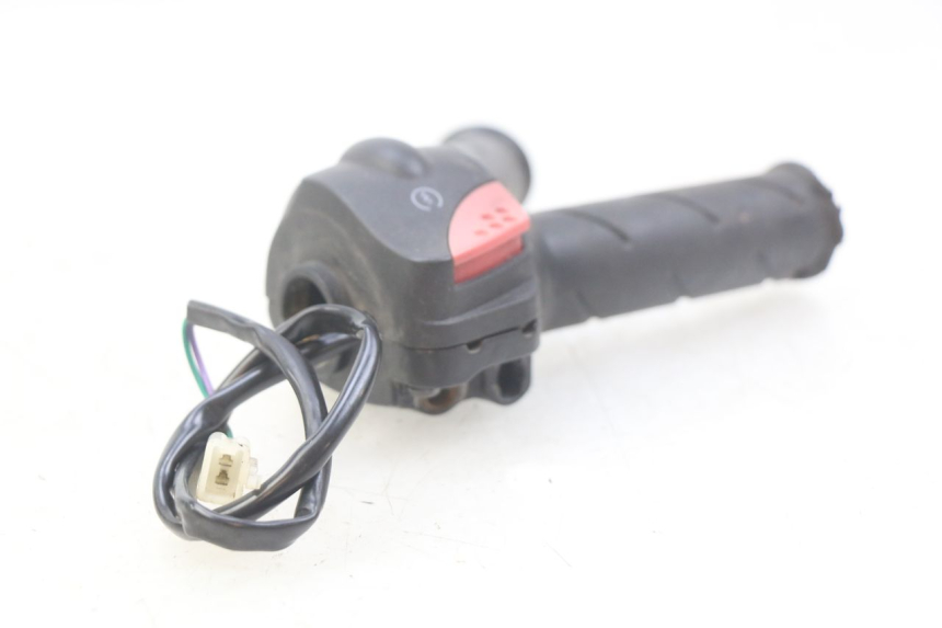 photo de RIGHT HANDLEBAR SWITCH PEUGEOT LUDIX 50 (2008 - 2017) - Zoom on usage condition