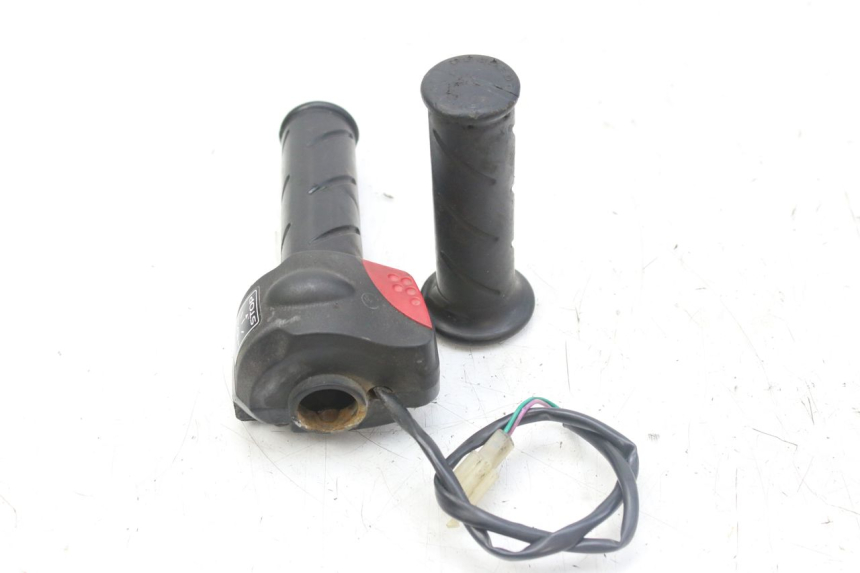 photo de RIGHT HANDLEBAR SWITCH PEUGEOT LUDIX 50 (2008 - 2017) - Zoom on usage condition