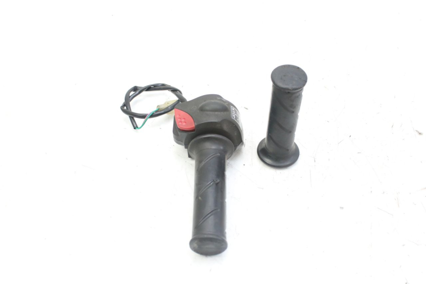 photo de RIGHT HANDLEBAR SWITCH PEUGEOT LUDIX 50 (2008 - 2017) - Technical close-up