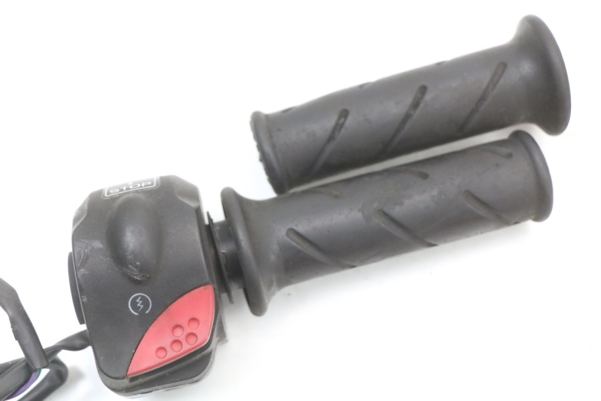 photo de RIGHT HANDLEBAR SWITCH PEUGEOT LUDIX 50 (2008 - 2017) - Zoom on usage condition