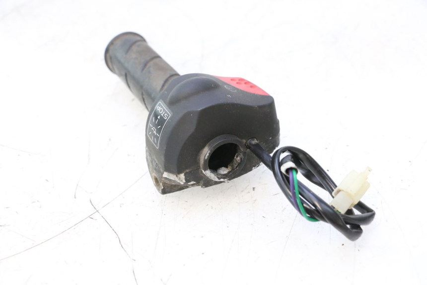 photo de RIGHT SWITCH PEUGEOT LUDIX ONE 50 (2004 - 2013) - Fixing points details