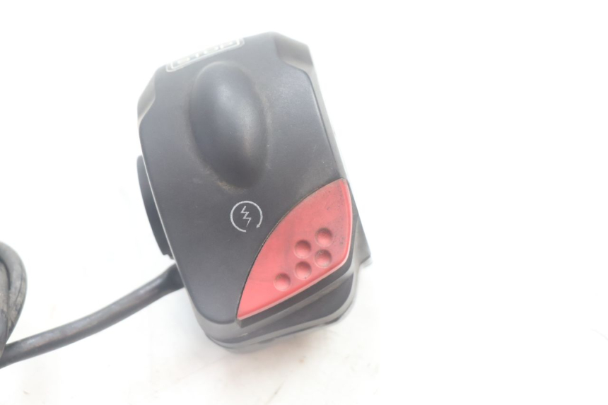 photo de RIGHT SWITCH PEUGEOT LUDIX PRO 2T 50 (2010 - 2017) - Component detail