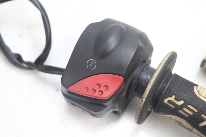 photo de RIGHT HANDLEBAR SWITCH PEUGEOT LUDIX SNAKE 2T 50 (2004 - 2014) - Component detail