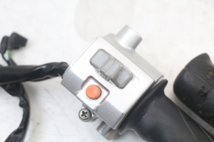 photo de RIGHT HANDLEBAR SWITCH SYM MIO 50 (2011 - 2017) - Zoom on usage condition