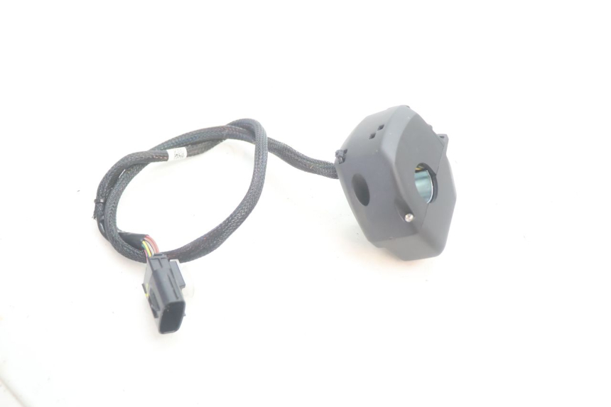 photo de RIGHT SWITCH PIAGGIO MP3 HPE 530 (2022 - 2026) - Alternative perspective