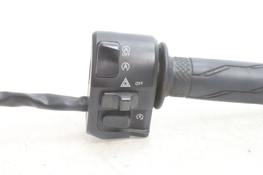 photo de RIGHT SWITCH YAMAHA N-MAX NMAX 125 (2021 - 2024) - Zoom on usage condition