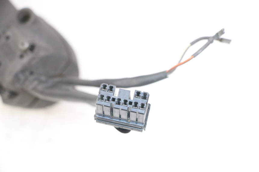 photo de RIGHT HANDLEBAR SWITCH GILERA NEXUS 125 (2009 - 2013) - Zoom on usage condition