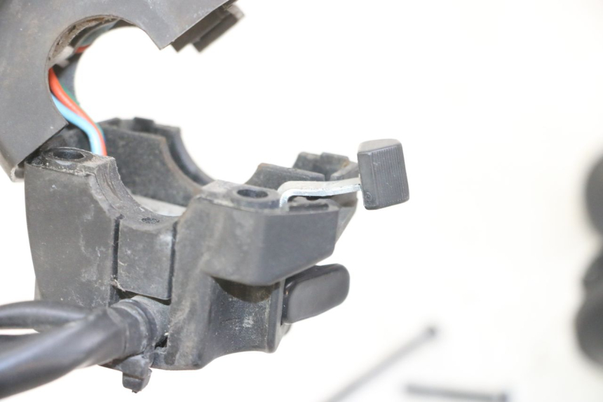 photo de RIGHT HANDLEBAR SWITCH GILERA NEXUS 125 (2009 - 2013) - Surface and material condition