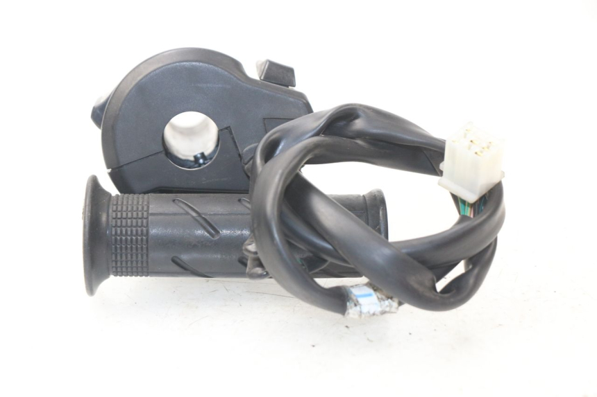 photo de RIGHT HANDLEBAR SWITCH HONDA PCX (JF47) 125 (2012 - 2013) - Zoom on usage condition