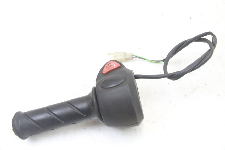 photo de RIGHT HANDLEBAR SWITCH PEUGEOT CITYSTAR 2T 50 (2018 - 2021) - Zoom on usage condition