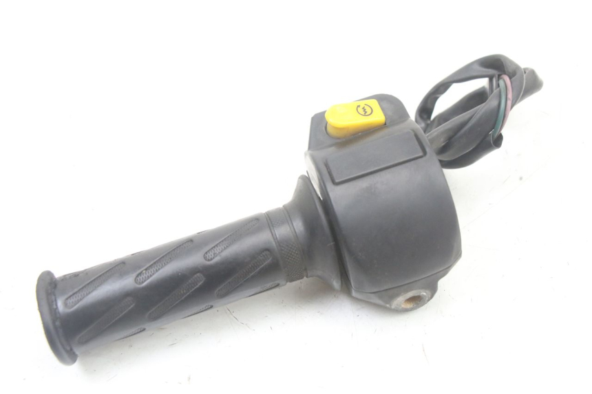 photo de RIGHT HANDLEBAR SWITCH PEUGEOT KISBEE 2T 50 (2010 - 2017) - Zoom on usage condition