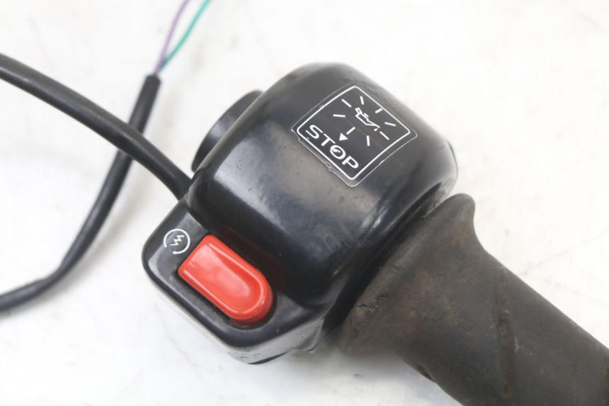 photo de RIGHT HANDLEBAR SWITCH PEUGEOT LUDIX 50 (2005 - 2007) - Zoom on usage condition