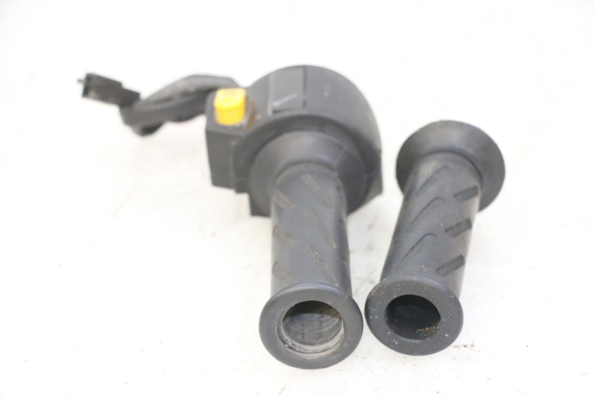 photo de RIGHT SWITCH PEUGEOT VIVACITY 125 (2010 - 2017) - Fixing points details