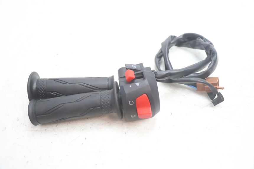 photo de RIGHT SWITCH JM MOTORS R-MAX TECH 50 (2024 - 2026) - Alternative perspective