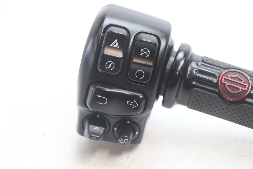 photo de RIGHT SWITCH HARLEY DAVIDSON ROAD GLIDE FLTRXSE 1920 (2018 - 2022) - Zoom on usage condition