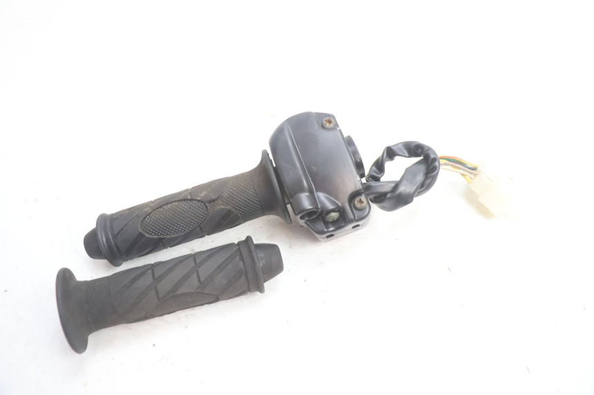 photo de RIGHT HANDLEBAR SWITCH KEEWAY RY6 2T 50 (2011 - 2019) - Technical close-up