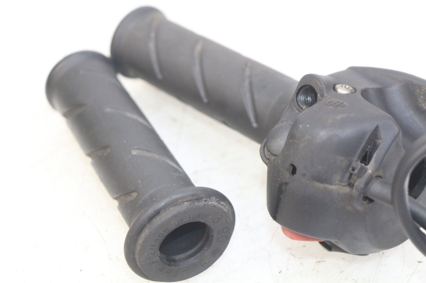 photo de RIGHT HANDLEBAR SWITCH PEUGEOT SATELIS 125 (2010 - 2012) - Zoom on usage condition