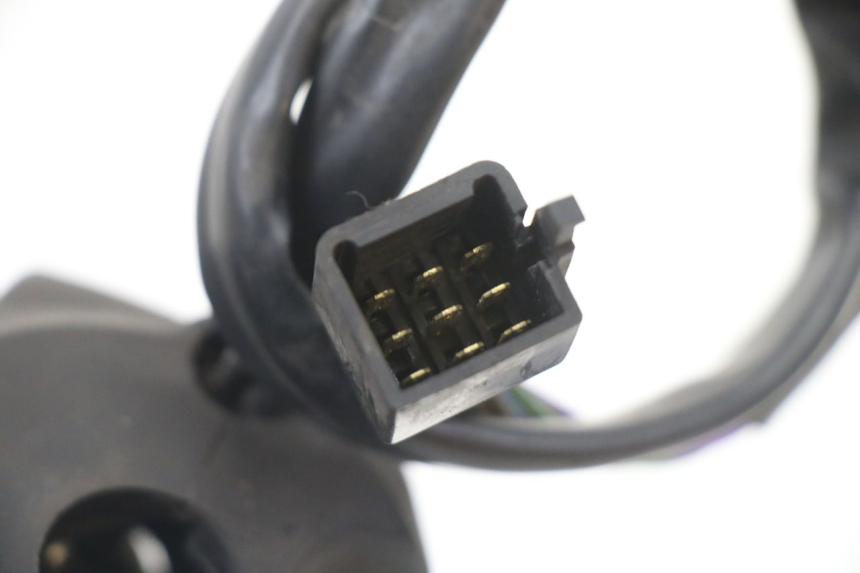 photo de RIGHT SWITCH PEUGEOT SATELIS 125 (2013 - 2018) - Fixing points details