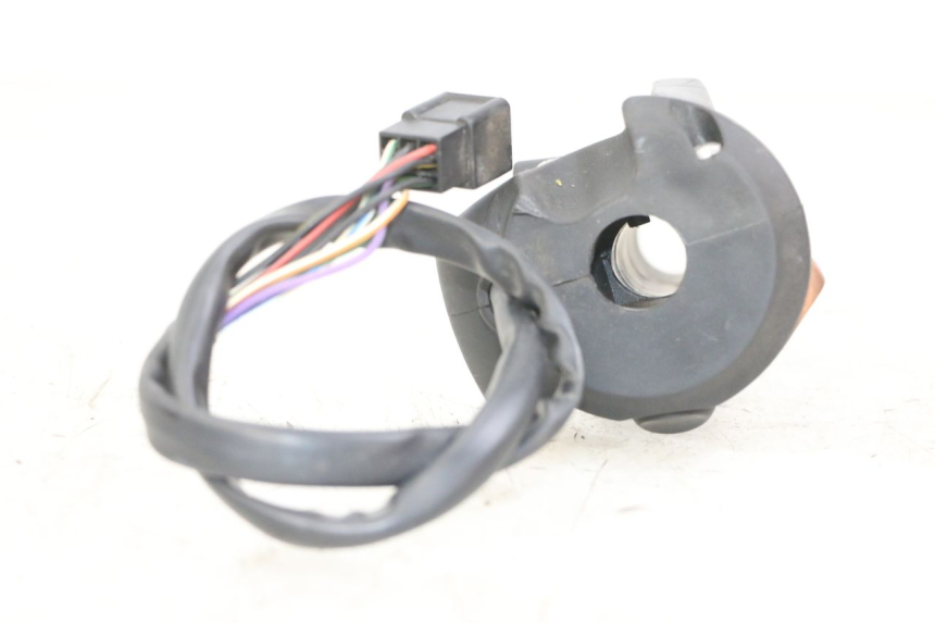 photo de RIGHT SWITCH PEUGEOT SATELIS 125 (2013 - 2018) - Zoom on usage condition