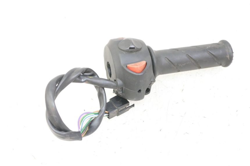 photo de RIGHT SWITCH PEUGEOT SATELIS 125 (2013 - 2018) - Fixing points details